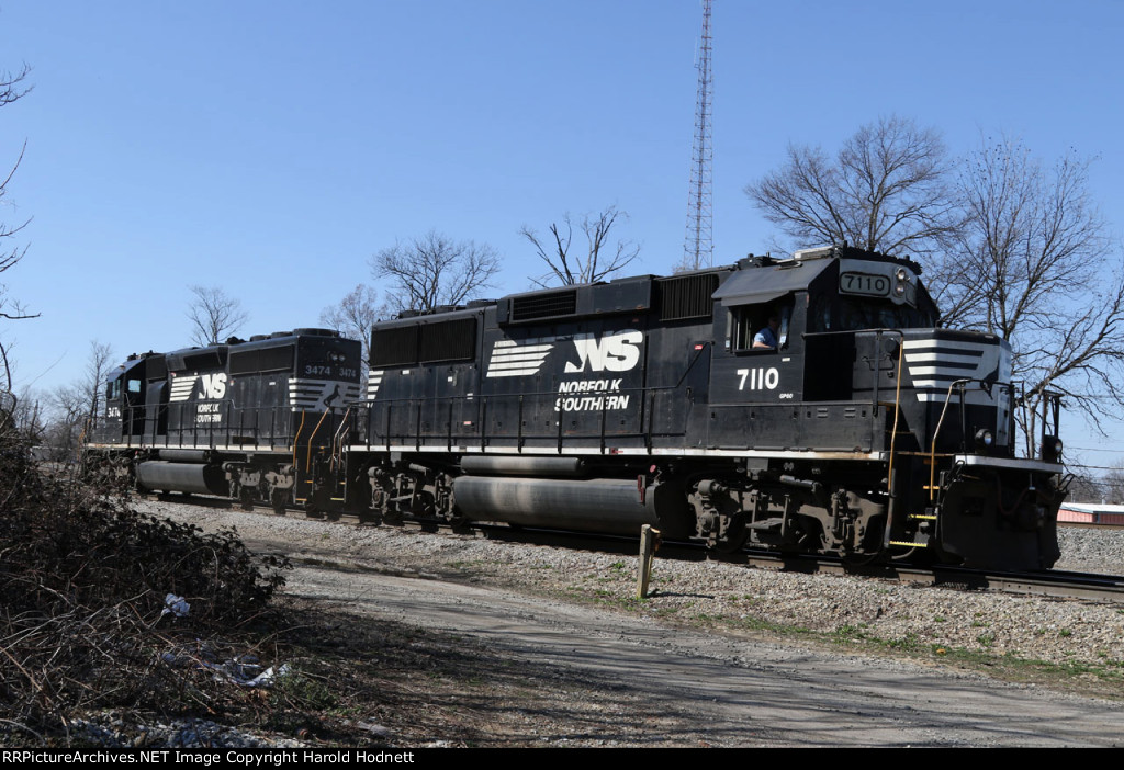 NS 7110 & 3474 head up the lead as train E15